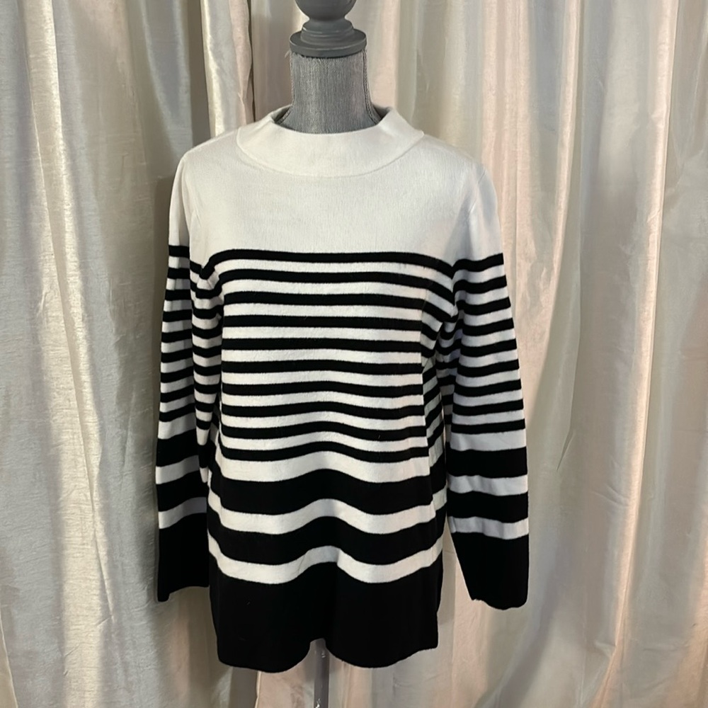 Like new Apt 9 black and cream sweater